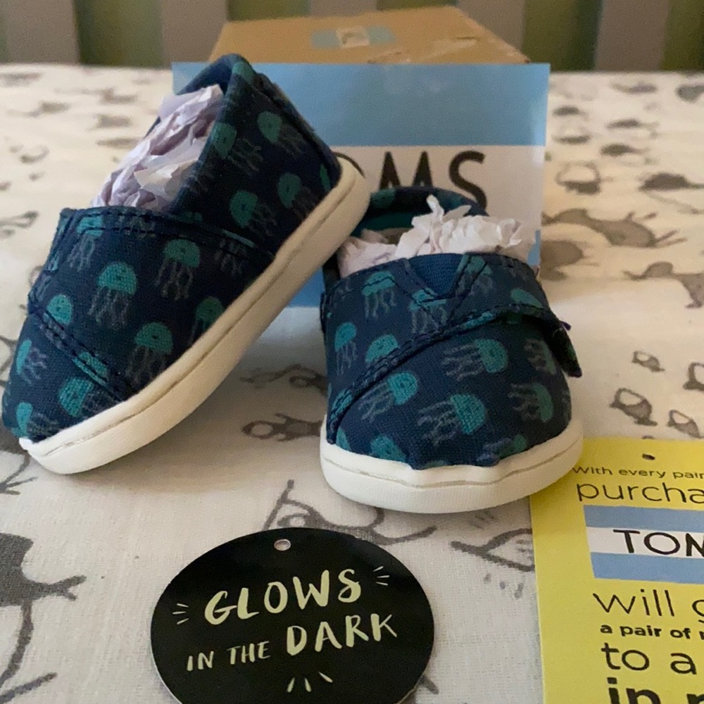 Glow in the dark Jelly fish TOMS